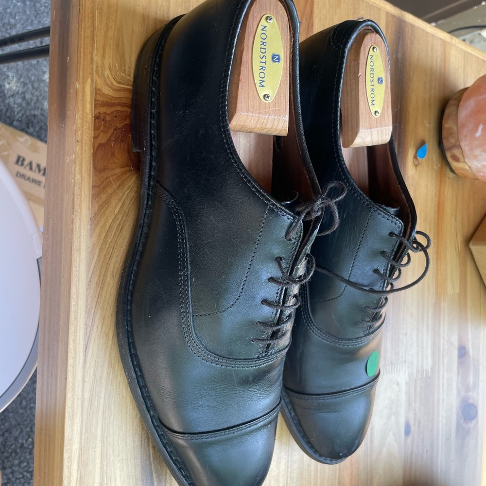 Allen Edmonds Black Leather Oxfords with Closed Lacing